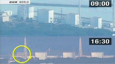 На снимках телекомпании NHK до и после взрыва четко виден разрушенный реакторный корпус АЭС 